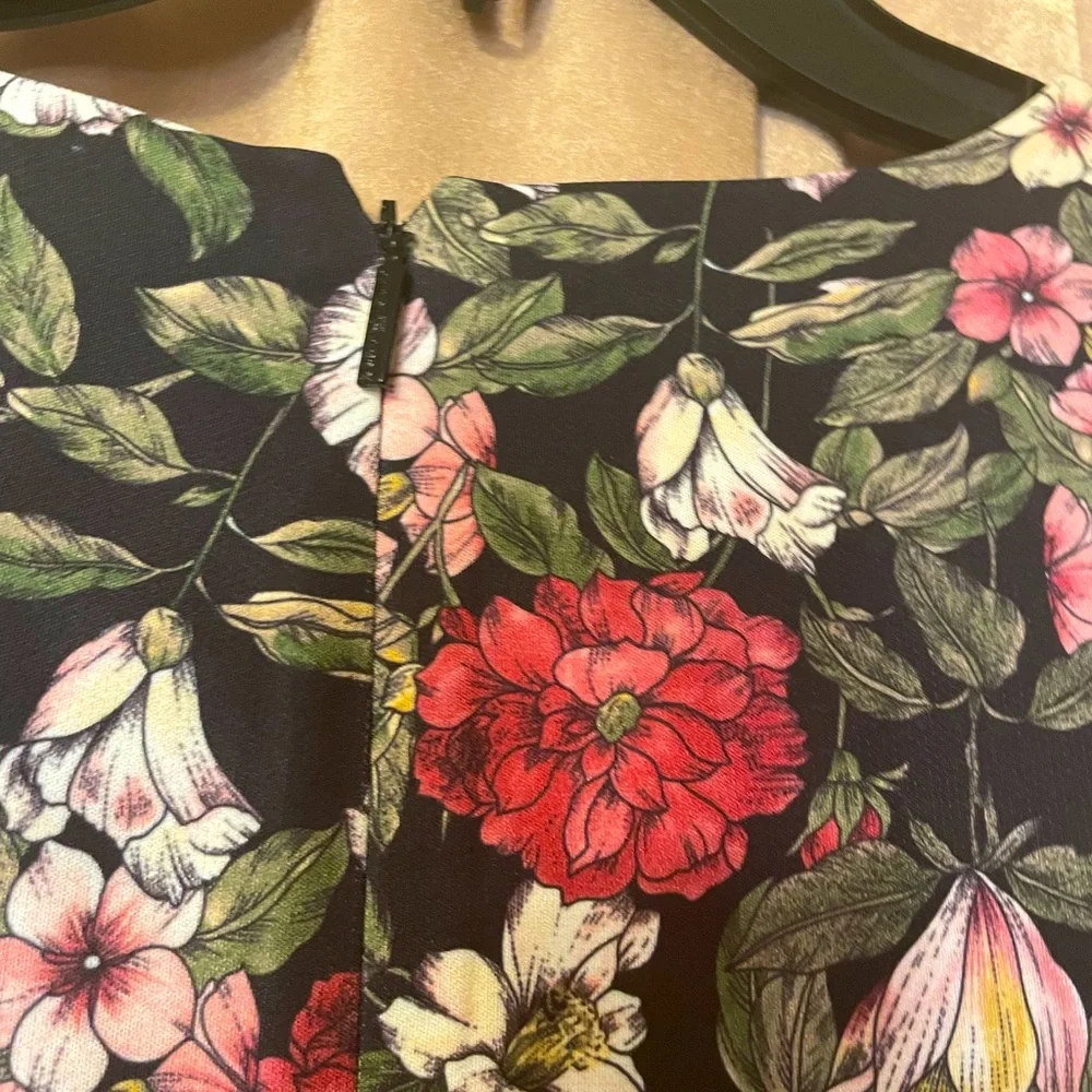 Karl Lagerfeld Paris NWT Floral Bell Sleeve Shift Dress 6 Black Pink - Picture 7 of 8